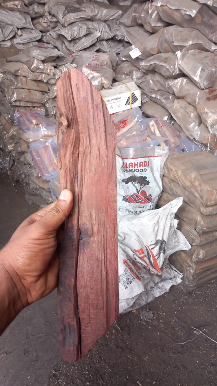 ما هو الحطب الأفريقي و طريقة إستخدامة حطب للبر والتدفئة جاف تماما صلبكما ان الحطب الخاص بشركة الوادي للفحم والحطب ذو جوده عالية وسعر مناسب