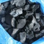 اكتشف مواصفات فحم نيجيري رقم 1 من شركة الوادي. تعرف على مميزات فحم الأين والطلح النيجيري لعام 2026، وطرق الاستيراد المباشر بضمان الجودة، الرماد الأبيض، وأطول مدة اشتعال